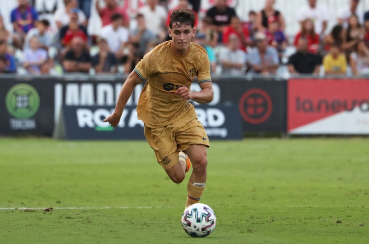 每体:卡萨多面临去留抉择,巴萨愿听取报价但不会强迫球员离队